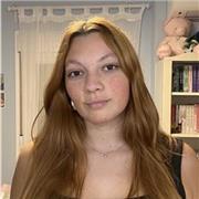 Profesora de lectura para niños de primaria y ayudarles en sus materias